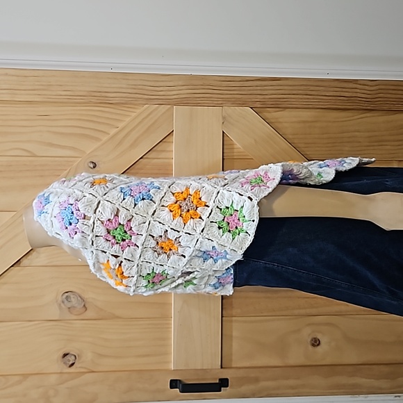 Vintage | Hand Crochet English Village Floral Detail Shawl Scarf Wrap - Picture 2 of 7